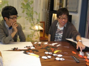  打ち合わせ風景。高畠純さん（右）と著者（左）。テーブルには別案もずらり