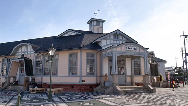 城下にある旧篠山町役場を保存再利用した観光施設