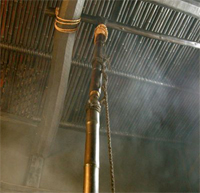 囲炉裏の上は煙がもうもう。この煙が煤竹を作ります