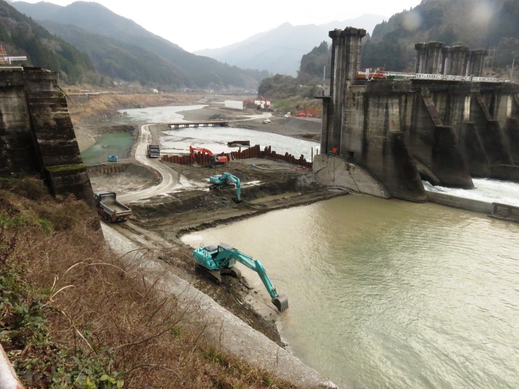 少しずつ、慎重に取り壊しが進む荒瀬ダム（2015年3月7日、つる詳子さん撮影）