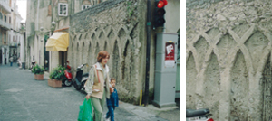 ［左］南イタリアのアマルフィ。旧市街の壁［右］石を石灰モルタルで積んだ朽ちた壁