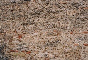 石と煉瓦を煉瓦の粒入りの石灰モルタルで積んだ壁。いつの時代の壁か不明