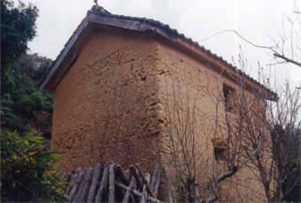 始まりの土蔵。土塀造りの版築の構法でつくられた山口県豊浦の土蔵