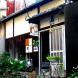 　京都の河原町丸太町界隈の細い路地裏にある小さな町家で営む、手仕事の道具や器のお店です。