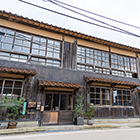 柳屋は、山口県で広く親しまれる郷土料理「瓦そば」の専門店。