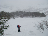 銅沼の雪原く