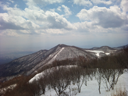 真っ白に光る赤城山