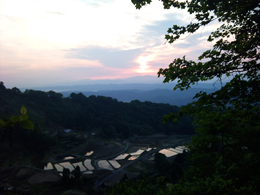 水を張った棚田に映る朝日。高柳はずっと棚田と暮らしてきたのだなあと思う