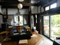 お年寄りが集えるようにと修された土間(龍谷院)