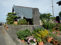 町の尼寺は花であふれている（蓬林寺）