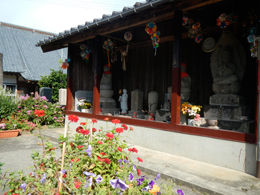 お地蔵様や観音様が迎えてくれる（蓬林寺）