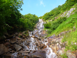 photo2 白い飛沫と茶色い岩のコントラスト。美しい沢