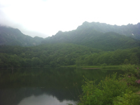 photo3 鏡池。戸隠山が映る(6月)