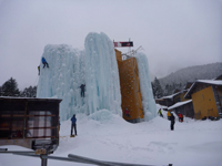 赤岳鉱泉小屋。人工の氷壁アイスキャンディ