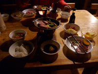 夕食はステーキ!木の温もりも嬉しい通年小屋