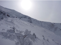 赤岳へと続く尾根が光る