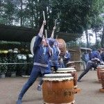 太鼓で行列をお迎えします