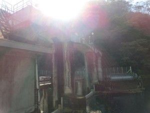 左側に四万取水堰があります