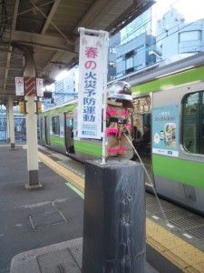 春は火災予防運動で消防士さん