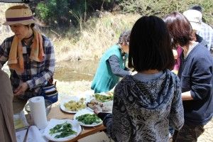 お昼は恒例の山菜天ぷらと釜焚きご飯