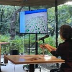 金沢の内灘海岸での蓮の作品について語る道念さん。蓮の葉が、天から何かを受け取る手のひらに見えたそう。