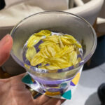 歓談の時間振る舞われた菊茶。道念さんのドローイングがコースターになっています。