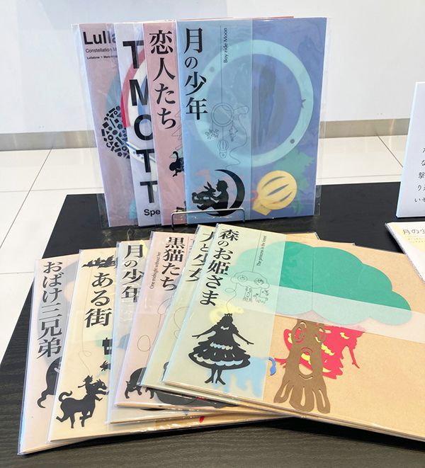(奥)初代のパッケージ。まだ作りも粗く、小さめサイズでした。(手前)2代目のパッケージ。レコードサイズで、MDFという木の板を使っていたため、重いのが欠点。
