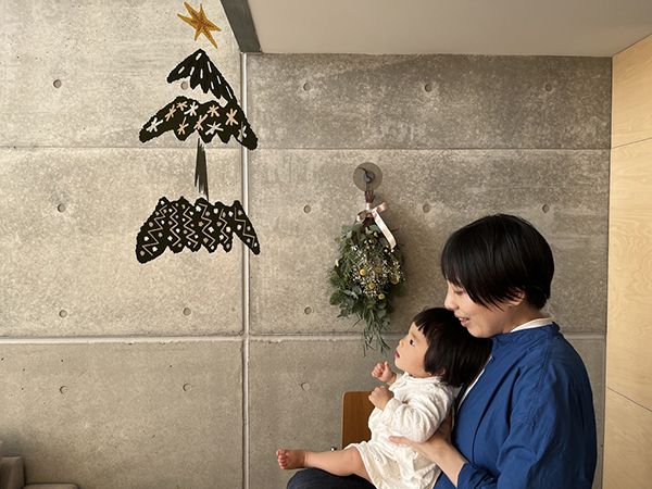 モビールを見つめる赤ちゃん