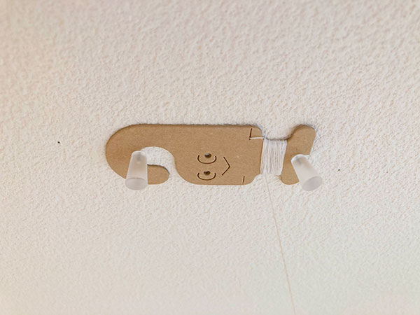 一番簡単な画鋲での取り付け。ただし天井に穴が開くことを嫌がる人も多い。