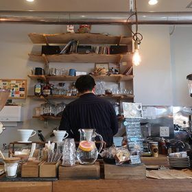 駅前のカフェ