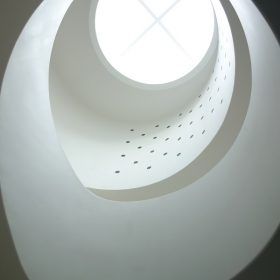 泉幸甫氏設計の共同住宅の階段室