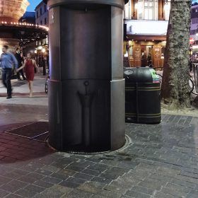 ニョキニョキと現れるトイレ