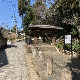 市役所からハケの道に入ってすぐにある旧村川別荘
