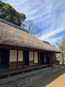 旧河原家住宅　長く伸びるかやぶき屋根がきれい。