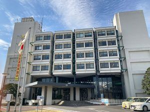 佐倉市役所　黒川紀章の設計らしくカプセルがはめ込まれている。