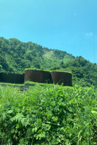 鉄板で造られた「トヤ沢砂防堰堤」は上部に草が生え景色に自然に溶けこんでいて、アート作品のようでした。