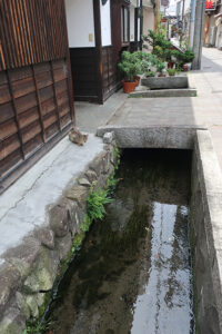 縄手通りの近くにある細い路地道