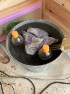 接着剤の膠（にかわ）は固まりやすく、常にお湯で温めて準備しておきます。