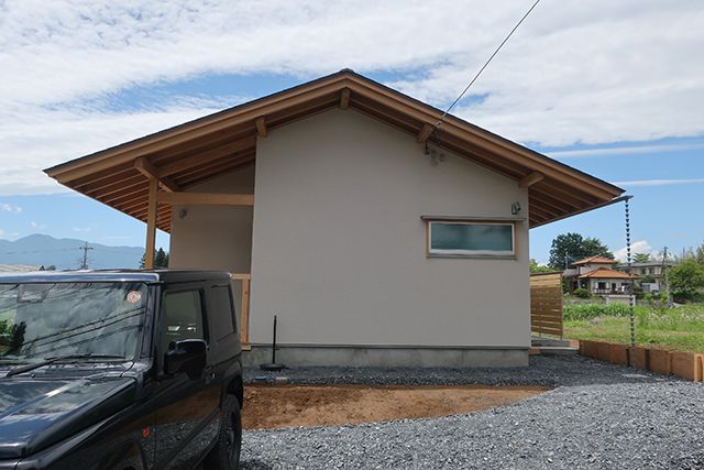 東側はシンプルに切妻屋根
