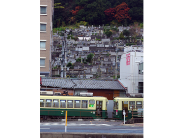 蛍茶屋駅～ご先祖さまに見守られ～