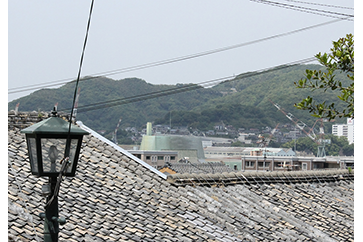 山も海も甍の波のむこうに。