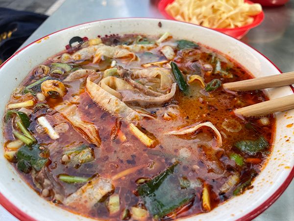 つけ麺を羊の内臓スープに浸して食べます