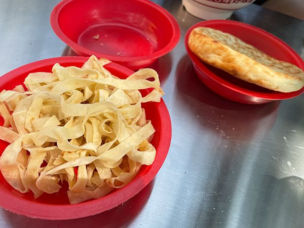 つけ麺を羊の内臓スープに浸して食べます