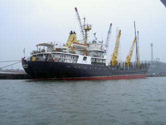 新湊港に停泊するロシア船籍木材輸送船
