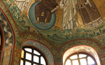 サンタポリナーレ・イン・クラッセ聖堂　窓周りの幾何学模様も豪華