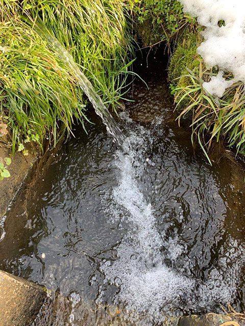 ウエンダは大原の中でも水が豊か。４月、農家総出で水路管理をする