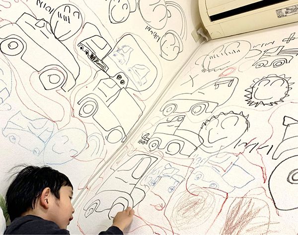 4歳の長男が夕飯もそっちのけでリビングの壁にものすごい勢いで絵
を描いている。