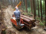 環境負荷の小さい小型機械による森林作業