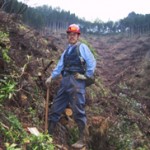 伐採跡地に、植林をする筆者