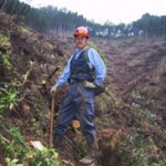 伐採跡地に、植林をする筆者